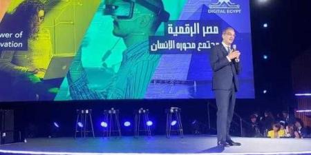 وزير الاتصالات: مستمرون فى رقمنة الخدمات الحكومية وتنفيذ مشروع لمد كابلات الألياف الضوئية فى قرى مشروع حياة كريمة - نبض مصر