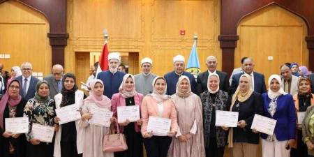 مجلس جامعة الأزهر يكرم المشاركات في برنامج صناعة القيادات النسائية المشرقة - نبض مصر