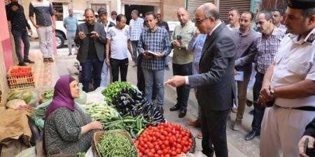 محافظ المنيا يقود حملة تفتيشية مكبرة على أسواق حي غرب وميدان الساعة لضبط الأسعار والاشغالات وسرقة التيار الكهربائى - نبض مصر