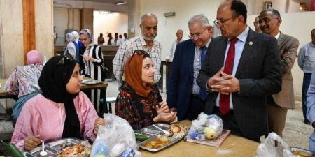 رئيس جامعة حلوان يتفقد المطعم المركزي للاطمئنان على جودة الخدمات المقدمة للطلاب - نبض مصر