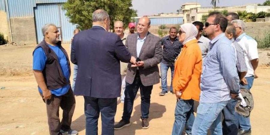 نائب محافظ الجيزة يتفقد مشروعات الرصف والتطوير بمركز أبو النمرس - نبض مصر