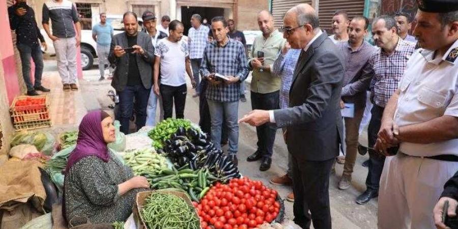 محافظ المنيا يقود حملة تفتيشية مكبرة على أسواق حي غرب وميدان الساعة لضبط الأسعار والاشغالات وسرقة التيار الكهربائى - نبض مصر