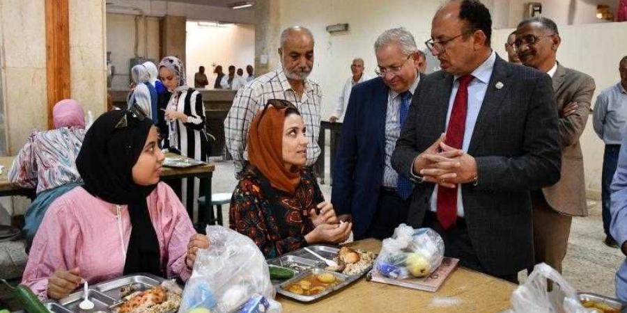 رئيس جامعة حلوان يتفقد المطعم المركزي للاطمئنان على جودة الخدمات المقدمة للطلاب - نبض مصر